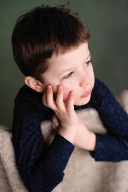 Güzel yüzlü, temiz tenli ve dolgun dudaklı küçük bir çocuk.