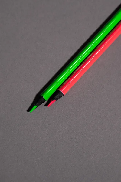 Grüner Und Roter Bleistift Auf Grauem Hintergrund — Stockfoto
