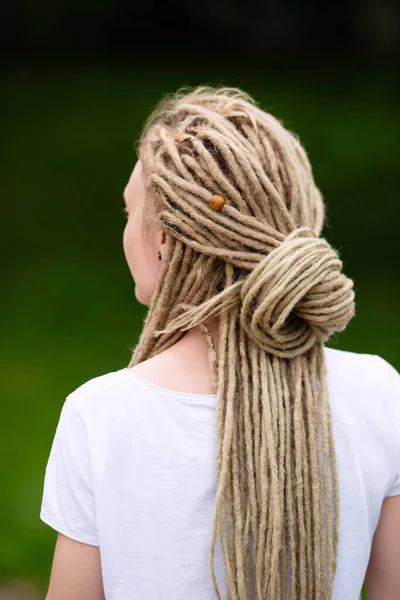 Visão Traseira Menina Com Dreadlocks Tecelagem Cabelo Complexo — Fotografia de Stock