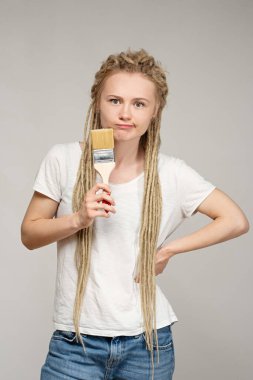  Uzun saçlı kız elinde fırça tutuyor, tamirat başlıyor, kendini izole etme problemleri var, kendin tamir et.