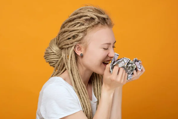 Chica Tiene Dinero Arrugado Quiere Comerlo Humor Juguetón Peinado Inusual —  Fotos de Stock