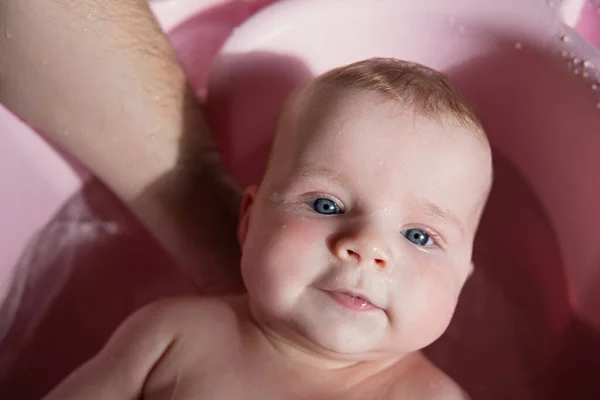 Νεογέννητο Μωρό Μπάνιο Κοντινό Πλάνο Του Παιδιού Λεπτή Λεία Επιδερμίδα — Φωτογραφία Αρχείου