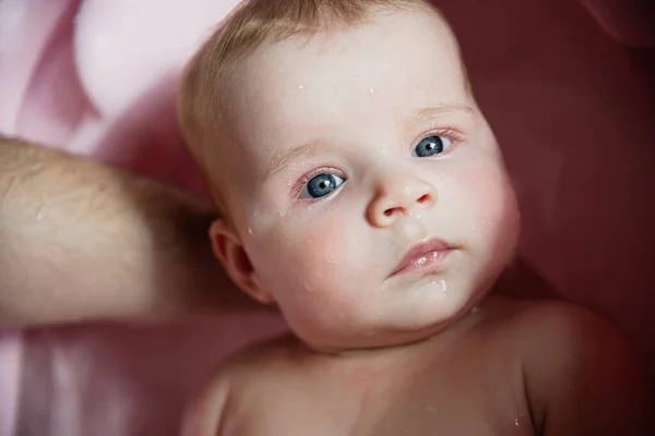 Νεογέννητο Μωρό Λουτρά Μπάνιου Κοντινό Πλάνο Του Παιδιού Λεπτή Λεία — Φωτογραφία Αρχείου