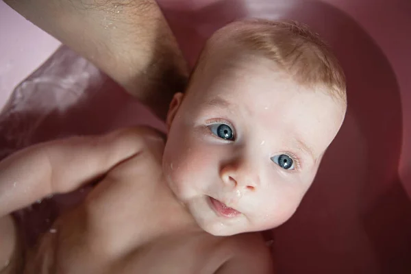 Νεογέννητο Μωρό Λουτρά Μπάνιου Κοντινό Πλάνο Του Παιδιού Λεπτή Λεία — Φωτογραφία Αρχείου