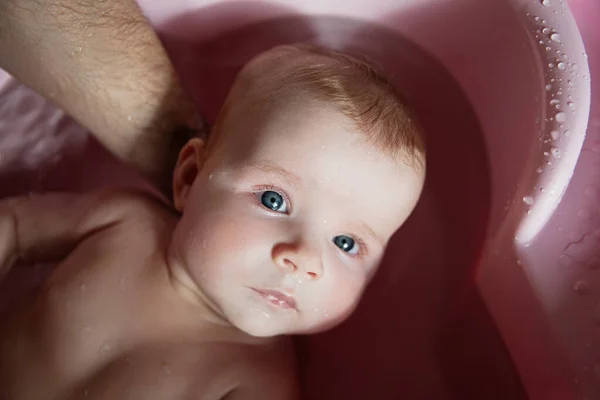 Νεογέννητο Μωρό Μπάνιο Κοντινό Πλάνο Του Παιδιού Λεπτή Λεία Επιδερμίδα — Φωτογραφία Αρχείου