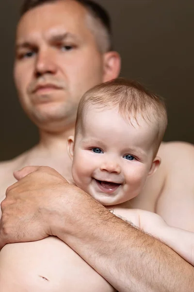 Μπαμπάς Κρατά Μικρό Παιδί Στην Αγκαλιά Του Μωρό Χαμογελάει Και — Φωτογραφία Αρχείου