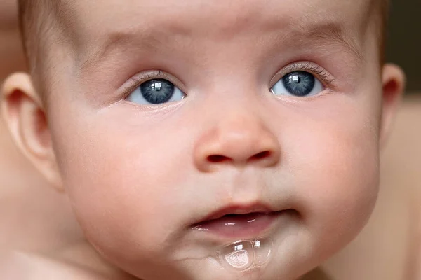 Κοντινό Πλάνο Του Νεογέννητου Μωρού Γκρίζα Μάτια Σαλιαρίσματα Από Στόμα — Φωτογραφία Αρχείου