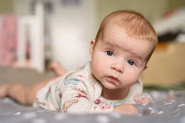 Νεογέννητο Μωρό Βρίσκεται Στο Στομάχι Του Κρατά Κεφάλι Του Βάρος — Φωτογραφία Αρχείου