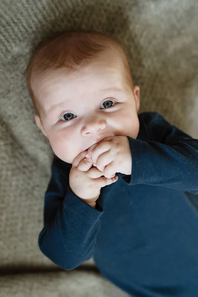 Νεογέννητο Μωρό Ρουφάει Χέρια Στο Στόμα Όμορφο Μωρό Μπλε Μάτια — Φωτογραφία Αρχείου