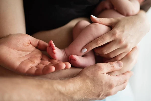 Γονείς Κρατούν Νεογέννητο Μωρό Στην Αγκαλιά Τους Κοντά Στα Χέρια — Φωτογραφία Αρχείου