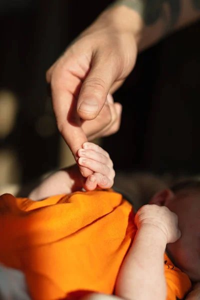 Νεογέννητο Παιδί Κρατά Δάχτυλο Του Μπαμπά Του Κοντινό — Φωτογραφία Αρχείου