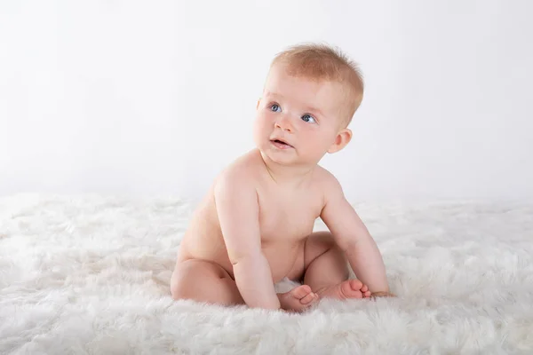 Γυμνό Χαριτωμένο Μωρό Κάθεται Στο Φως Φόντο — Φωτογραφία Αρχείου