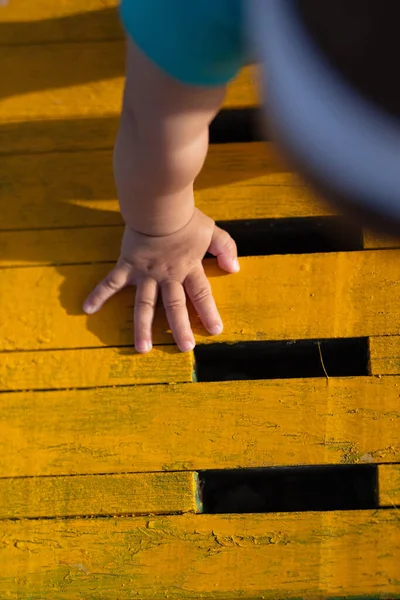 Παιδικό Χέρι Κίτρινο Ξύλινο Φόντο — Φωτογραφία Αρχείου