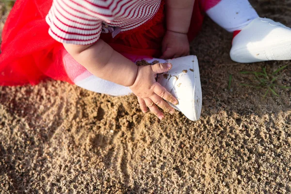 Κοριτσάκι Κόκκινο Φόρεμα Κάθεται Στην Άμμο Λευκό Καλσόν Και Παπούτσια — Φωτογραφία Αρχείου