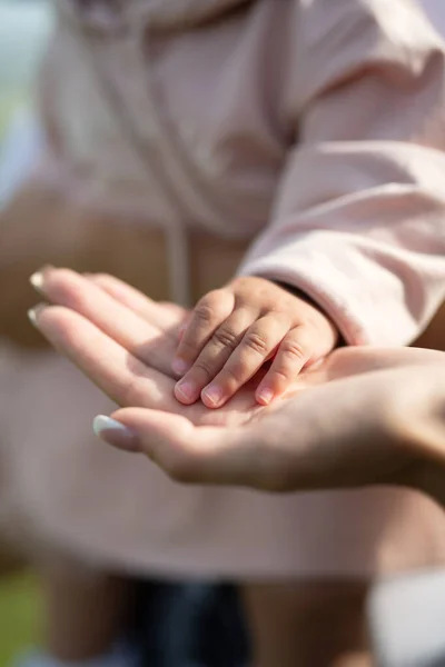 Niño Puso Mano Mano Madre — Foto de Stock