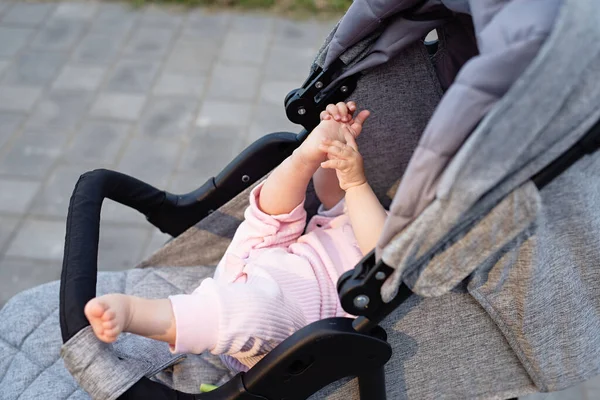 Πόδι Του Μωρού Είναι Ορατό Από Καροτσάκι Παιδί Για Περπάτημα — Φωτογραφία Αρχείου