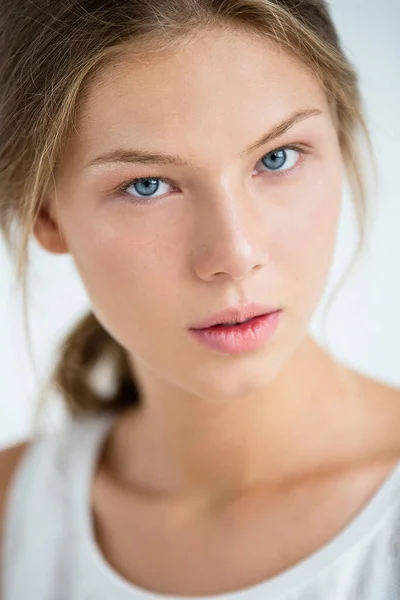 Mujer Sin Maquillaje Hermosa Cara Agradable Cabello Rubio Tirado Hacia — Foto de Stock