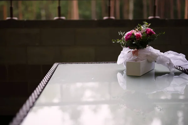 Strauß Mit Rosa Blumen Steht Verpackung Hochzeitsmorgen Konzept — Stockfoto