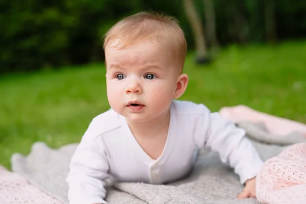 Χαριτωμένο Μωρό Σέρνεται Στο Πάρκο Στο Πράσινο Γρασίδι Έννοια Του — Φωτογραφία Αρχείου