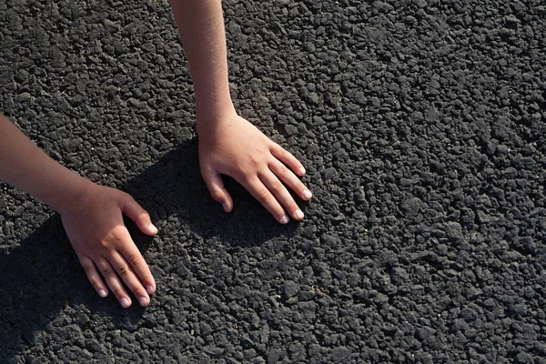 Manos Niños Camino Negro Toco Trama Conceptual Fotos De Stock Sin Royalties Gratis