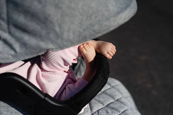 ベビーカーから突き出た赤ちゃんの足道路上の子供の安全の概念 ロイヤリティフリーのストック画像