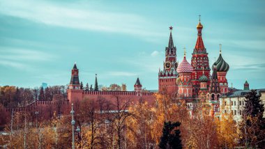 Moskova Kremlin manzarası sonbahar parkından