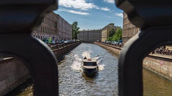Saint Petersburg, Rusya-Haziran 2020: Griboyedov Kanalı 'ndan geçen tekne, yaz