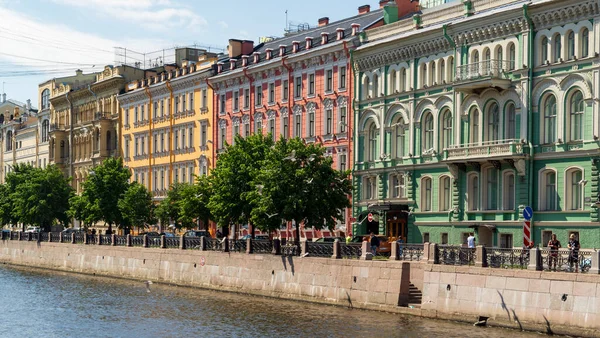 Saint Petersburg, Rusya-Haziran 2020: Griboyedov Kanalı boyunca evler, yaz