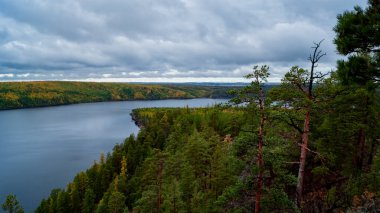Bulutlu bir havada Viluy nehrinin kıyısında sonbahar doğası.