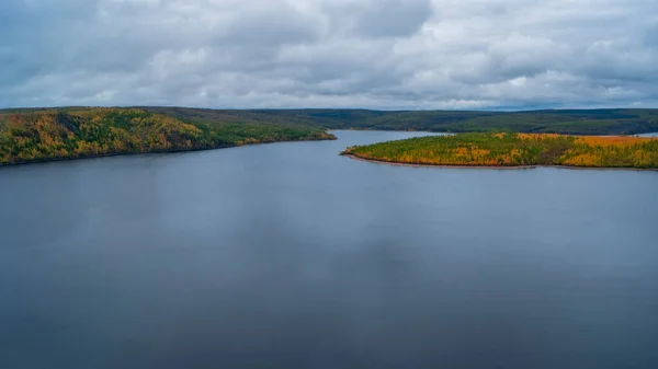 Natura autunnale sulle rive del fiume Viluy con tempo nuvoloso. — Foto Stock