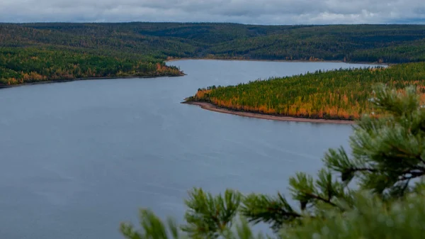 Natura autunnale sulle rive del fiume Viluy con tempo nuvoloso. — Foto Stock