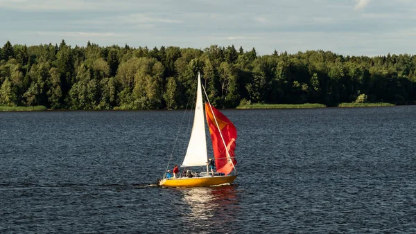 Sommertag. Vergnügungsjacht auf der Wolga. — Stockfoto