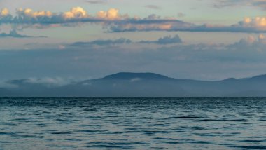 Kamçatka. Avacha Körfezi 'nde günbatımı. Petropavlovsk Kamçatsky