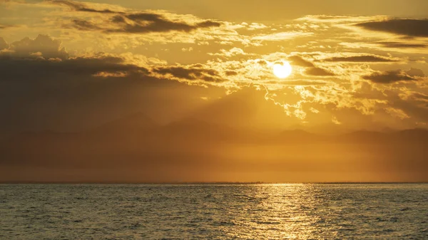 Kamçatka. Avacha Körfezi 'nde gün batımında batan güneşin sudaki yansımalarıyla