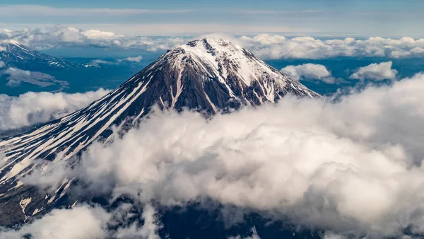 Kamchatka. Volcán Vilyuchinsky en las nubes en verano. fotografía aérea — Foto de Stock