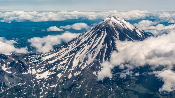 Kamchatka. Volcán Vilyuchinsky en las nubes en verano. fotografía aérea — Foto de Stock