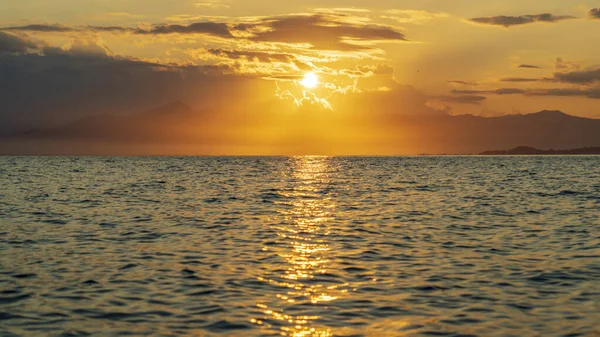 Kamçatka. Avacha Körfezi 'nde gün batımında batan güneşin sudaki yansımalarıyla