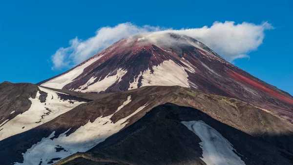 Камчатка. Авачинский вулкан на Дальнем Востоке России. Лето — стоковое фото