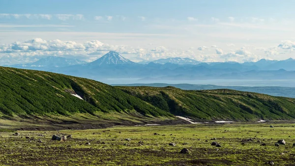Kamchatka. Avachinsky passe vue de la vallée à la colline Vilyuchinskaya. Été — Photo