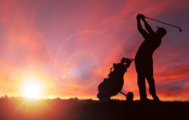 Golf golf çantası günbatımı kasıtlı lens ile doğru onun yan sallanan Kulübü ile silüeti flare ve uzay kopyalayın.