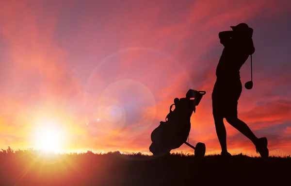 Silhouette Des Golfers Mit Golftasche Der Seite Schwingt Schläger Richtung — Stockfoto