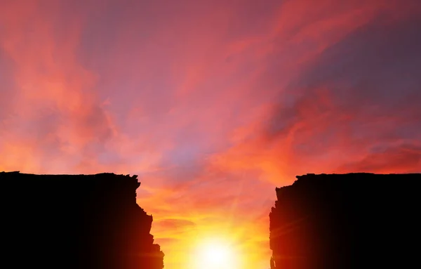 Antecedentes Pôr Sol Dramático Nascer Sol Entre Duas Silhuetas Penhascos — Fotografia de Stock