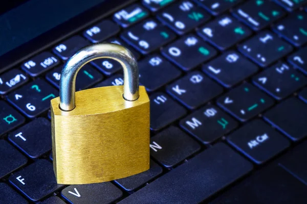 Bloqueio Dourado Teclado Laptop Computador Com Espaço Cópia Conceito Segurança — Fotografia de Stock