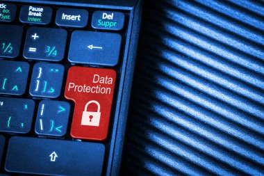 Bilgisayar laptop klavye kırmızı düğmeye veri koruma kavramı ile ve kopya alanı kapatın. Fikir Internet security, veri gizliliği, siber suç önleme.