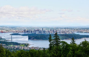 HDR işleme şehir merkezindeki Lions Gate Köprüsü, Stanley Park, liman ve şehir merkezinde iş dünyası ve finans bölgesi gösterilen Cypress dağdan görüldüğü gibi Vancouver manzarası.