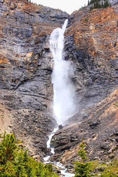 タカカウ滝の氷河供給フィールド ブリティッシュ コロンビア州 カナダのそばヨーホー国立公園ではカナダで最も高い滝の一つ — ストック写真