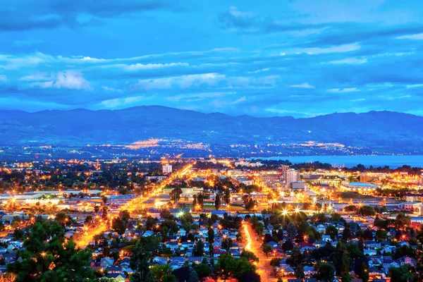 Havadan Görünümü Kelowna British Şehir Yerleşim Bölgeleri Gece Parlak Işıklar — Stok fotoğraf