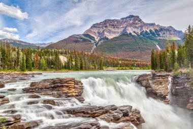 Athabasca Jasper Milli parkta Alberta, Kanada, Icefields Parkway Mount Kerkeslin içinde belgili tanımlık geçmiş ile düşüyor. Sınıf 5 şelale, Kanada Rocky Dağları en güçlü şelale olduğunu.