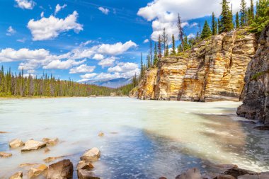 Athabasca Kanyon duvarları Athabasca Falls Jasper Milli Parkı'nda Alberta, Kanada Icefield Parkway üzerinde çarpıcı Nehri.