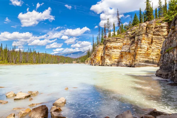 Athabasca Kanyon duvarları Athabasca Falls Jasper Milli Parkı'nda Alberta, Kanada Icefield Parkway üzerinde çarpıcı Nehri.